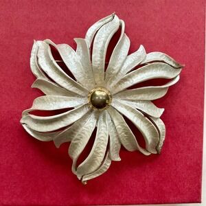 Celebrity NY‎ Signed VTG White Flower Brooch Pin Gold Tone Textured Petals 1960s